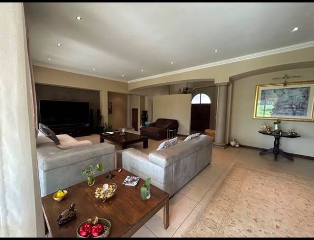 5 BEDROOM HOUSE FOR SALE IN BLUE VALLEY GOLF ESTATE